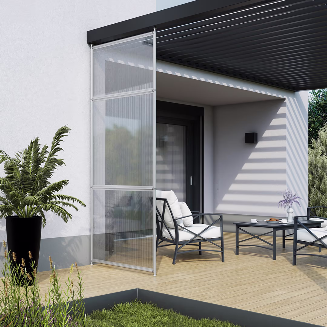 Pryvacy Wind- und Sichtschutz auf einer Terrasse installiert. Das System ist mit den einstellbaren Standfüßen unter einer Pergola fixiert.