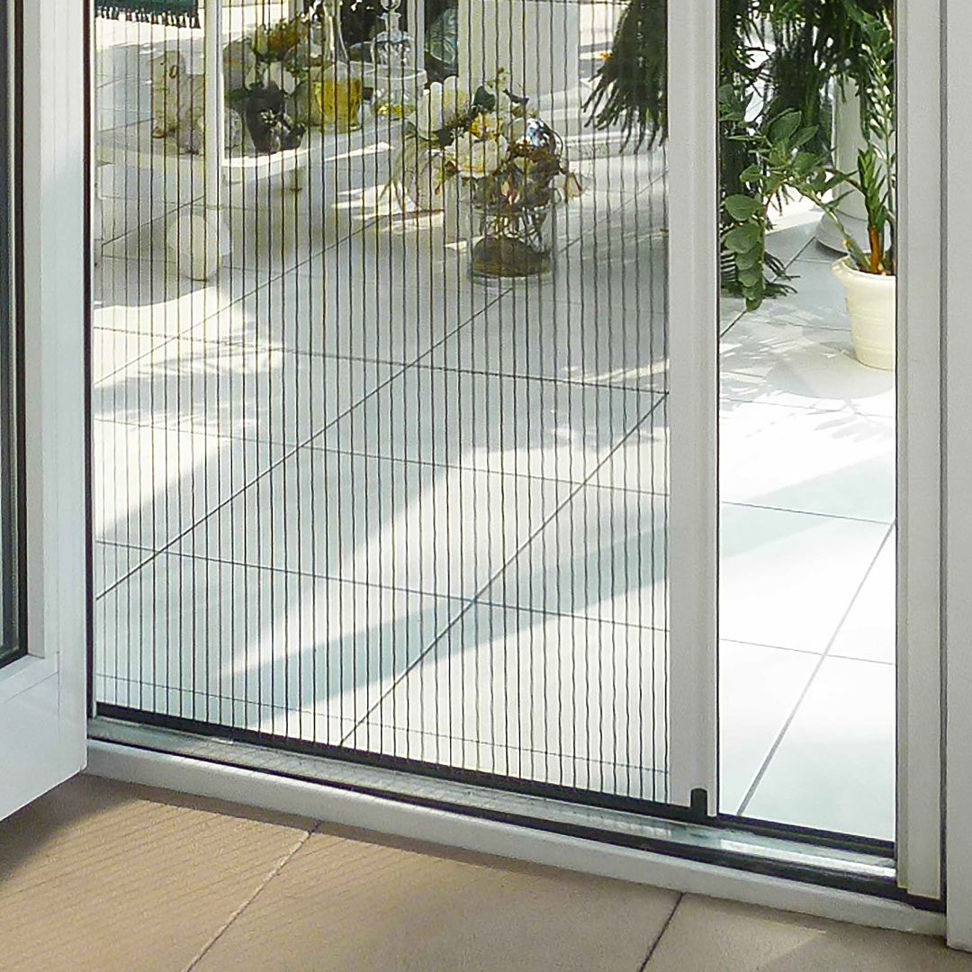 Elegante Plisseetür | optional seitlich oder frontal montierbar | Slimline22 Insektenschutzplissee integriert in eine gläserne Terrassentür
