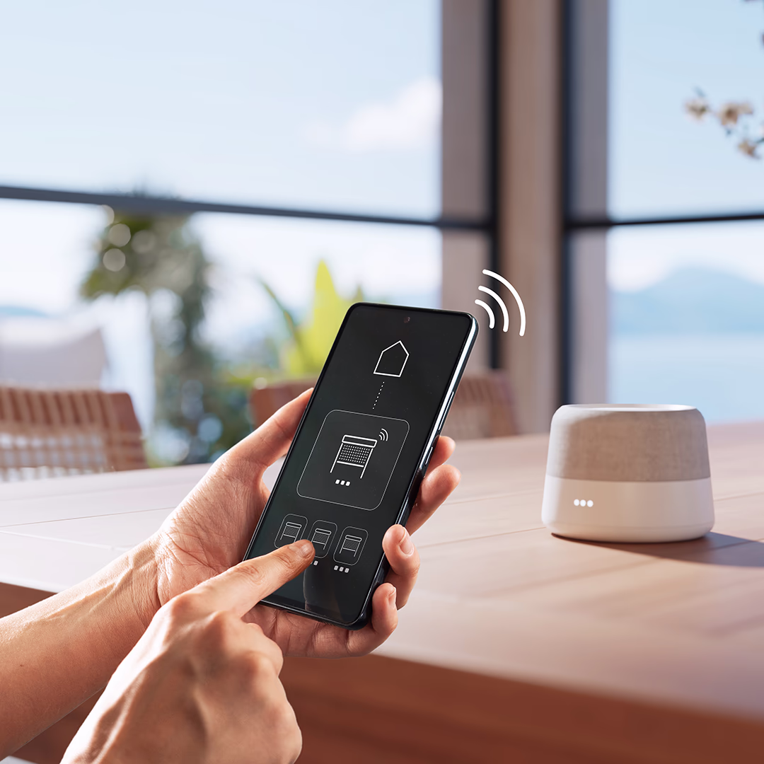 Das motorisierte Insektenschutzrollo Estetika für Terrassen und Pergolen wird mit einer Smart-Home App verbunden.