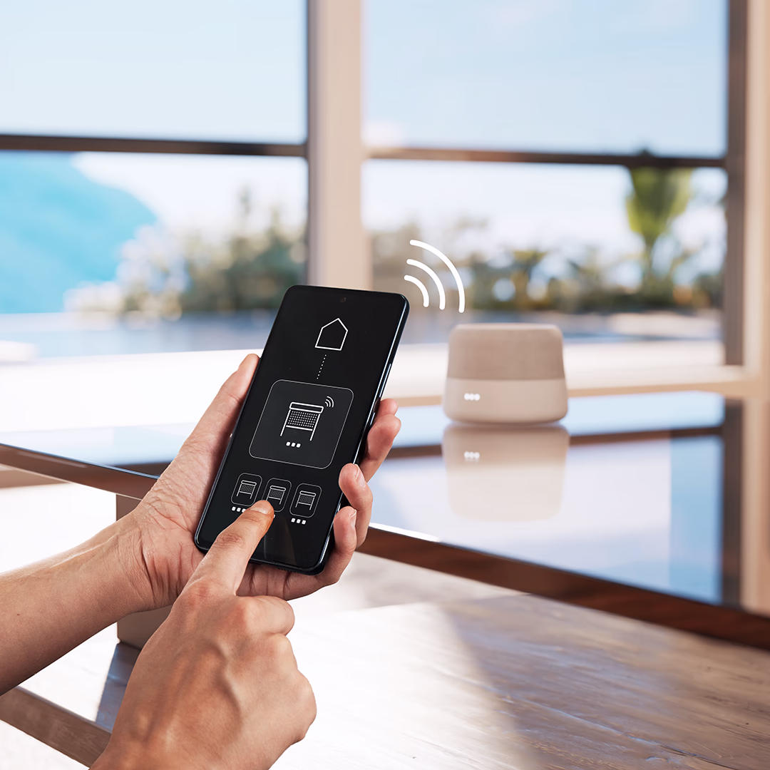 Das motorisierte Insektenschutzrollo Estetika für Türen wird mit einer Smart-Home App verbunden.