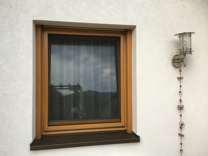 Fliegengitter für Kunststofffenster von innen einhängen