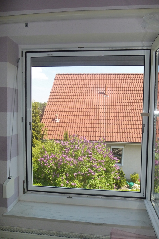 Fliegengitter für Kunststofffenster von innen einhängen