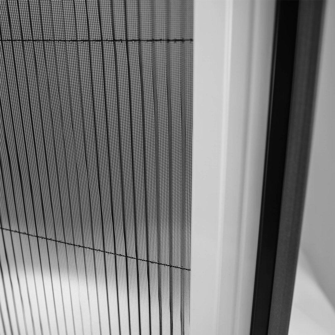 Gespanntes Fliegengitter vor einem Fenster