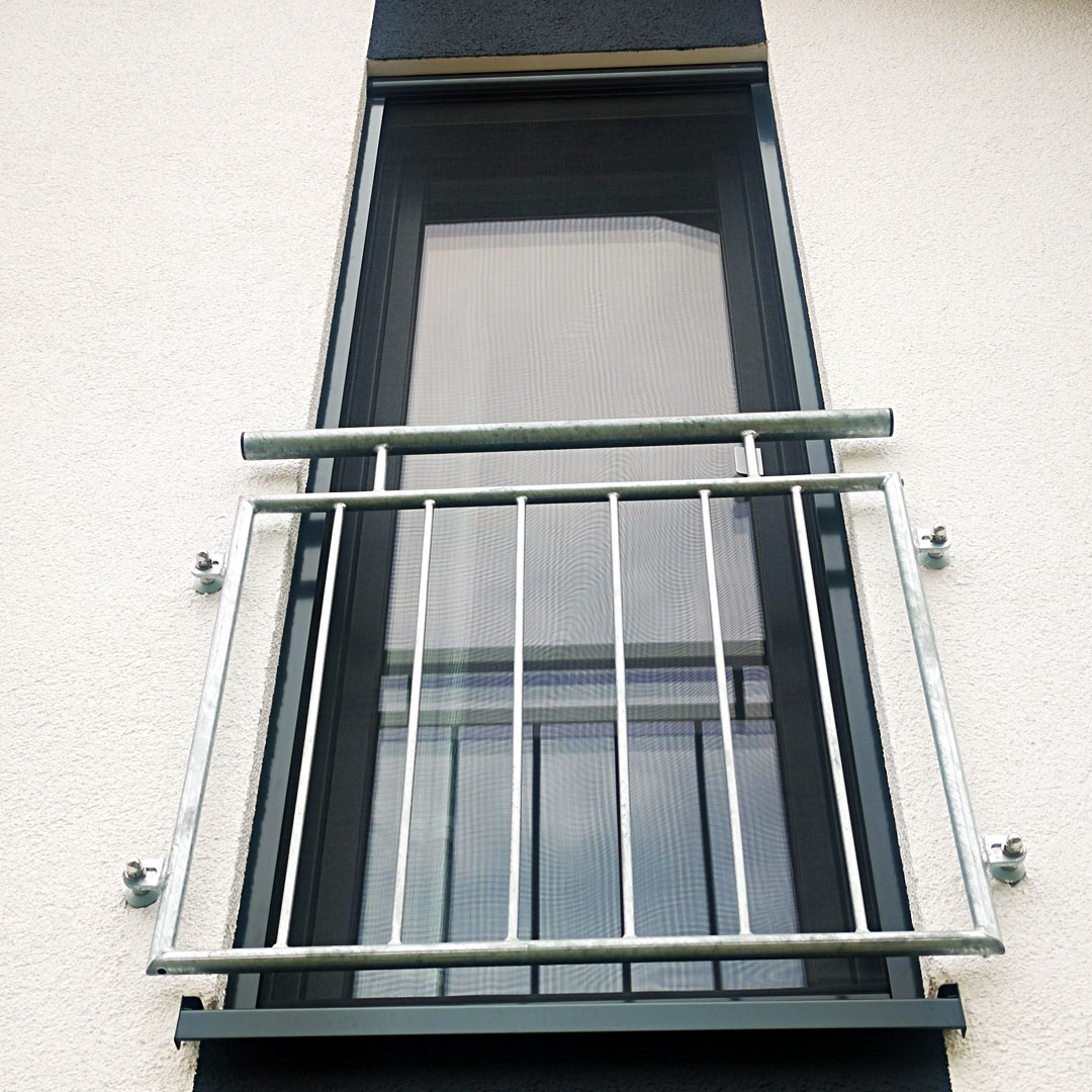 Fliegengitter an länglichem Fenster mit Schutzgitter montiert