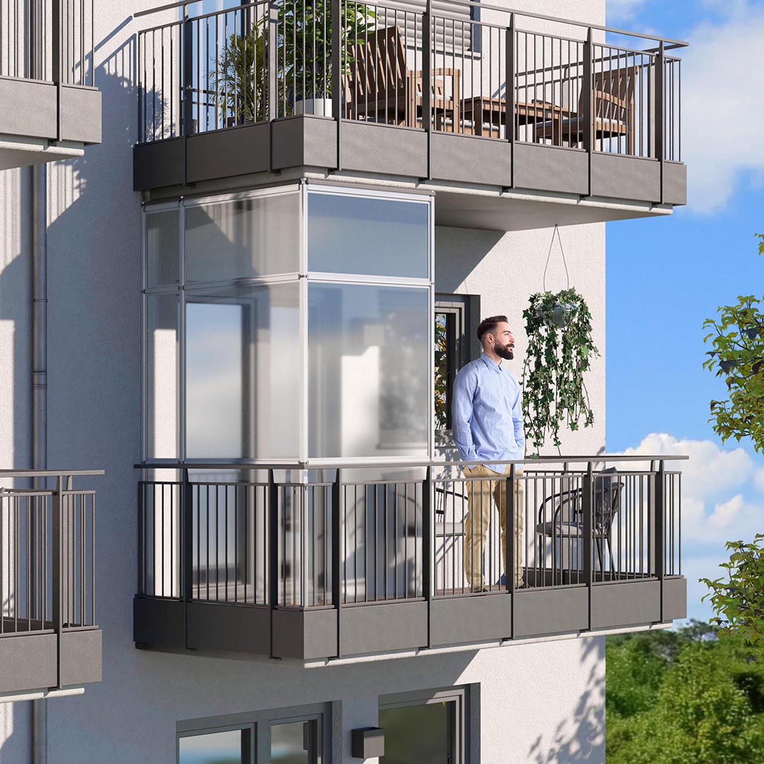 Mann steht auf Balkon umgeben von Pflanzen und Balkonumhausung