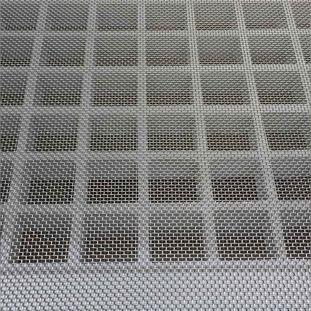 Nahaufnahme von Fliegengitter über Lichtschacht