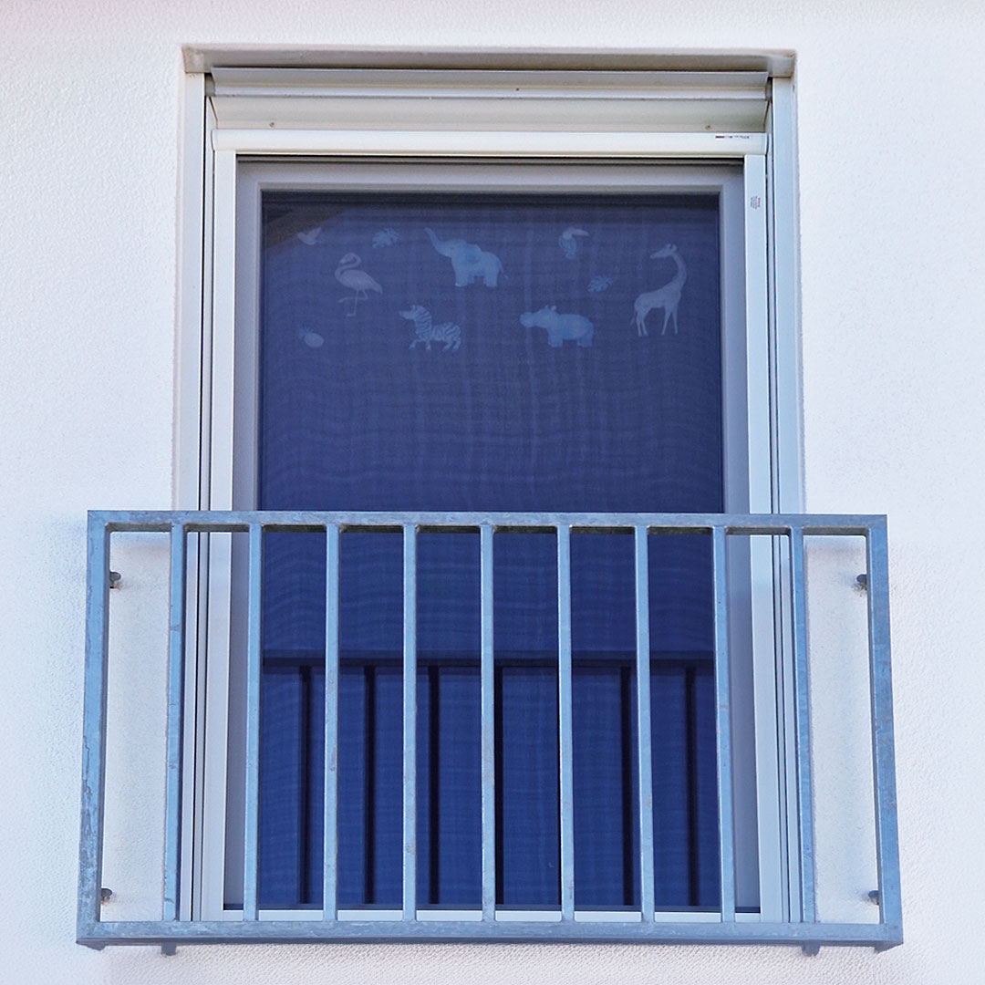 Insektenschutz an Fenster mit Metallgitter und Tieraufklebern