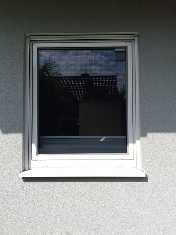 Fliegengitter für Kunststofffenster von innen einhängen