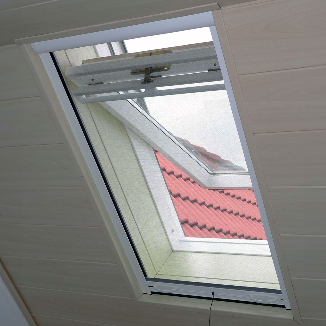 Fliegengitter vor geöffnetem Dachfenster