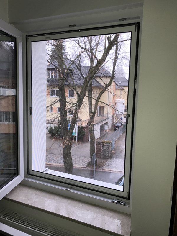 Fliegengitter für Kunststofffenster von innen einhängen