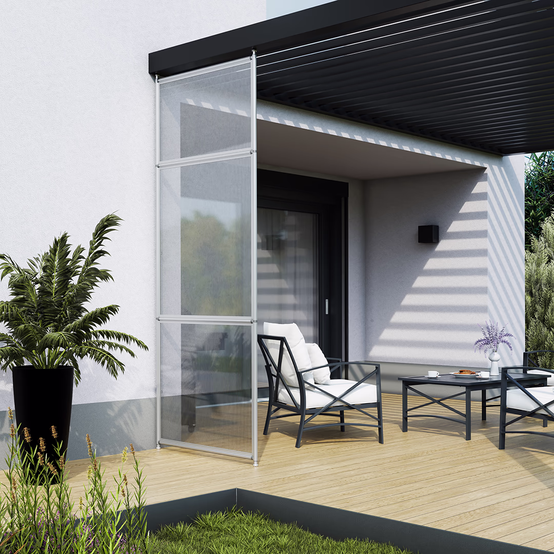 Pryvacy Wind- und Wetterschutz Grundmodul 100 auf einer Terrasse installiert. Das System ist mit den einstellbaren Standfüßen unter einer Pergola fixiert.