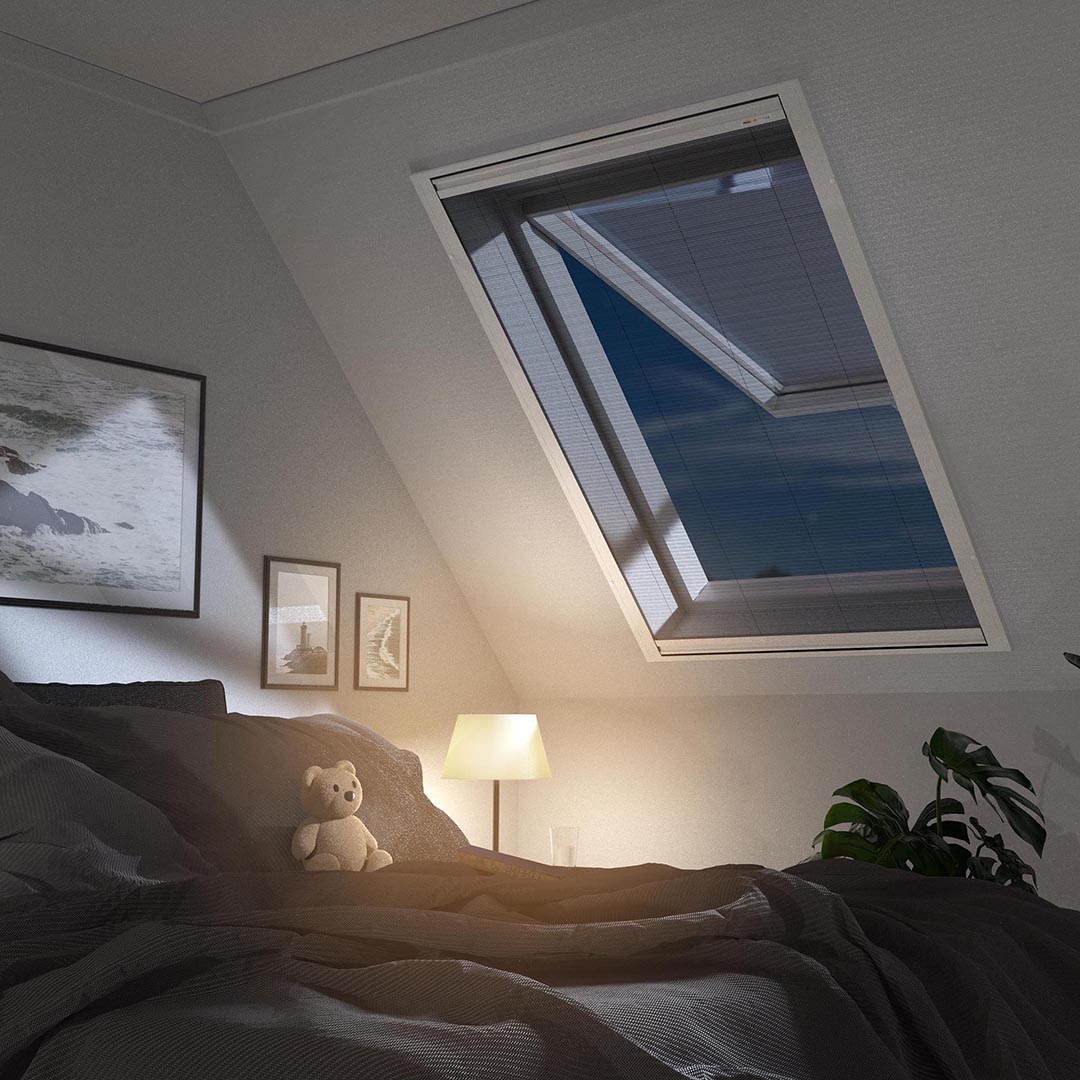 Offenes Dachfenster mit Insektenschutz in gemütlichen Schlafzimmer