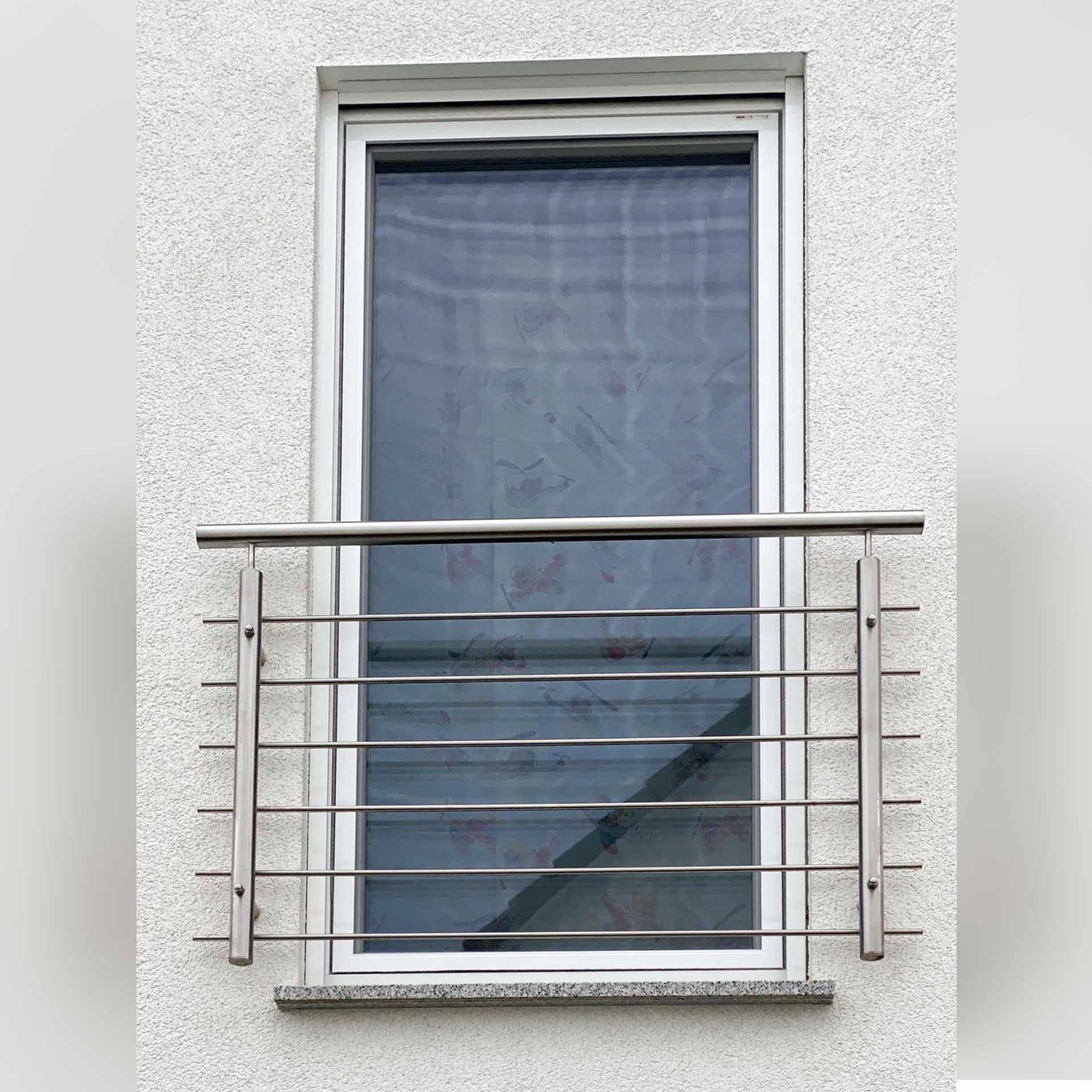 Fenster mit Edelstahlgeländer und Fliegengitter