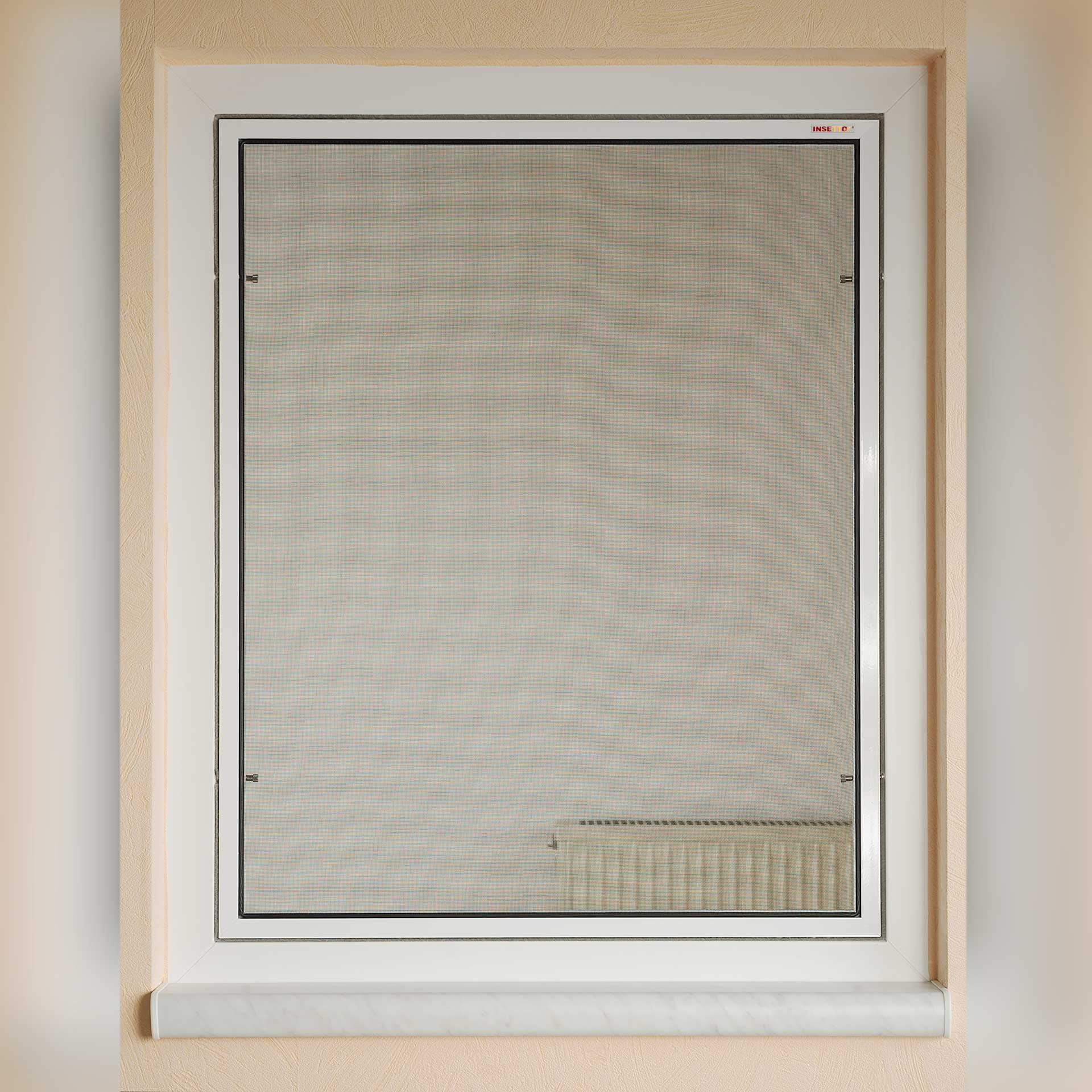 Fliegengitter an Fenster angebracht