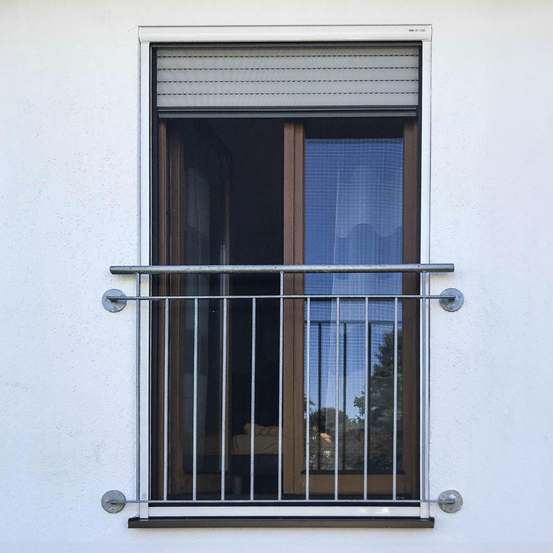 Insektenschutzrollo für bodentiefe Fenster | regulierbare Feder | Topline Fenster mit Fliegengitter und Metallgeländer außen montiert.