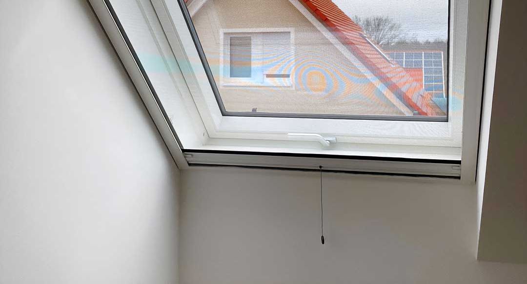 Insektenschutz am Dachfenster mit Kniestock (Symbolfoto)