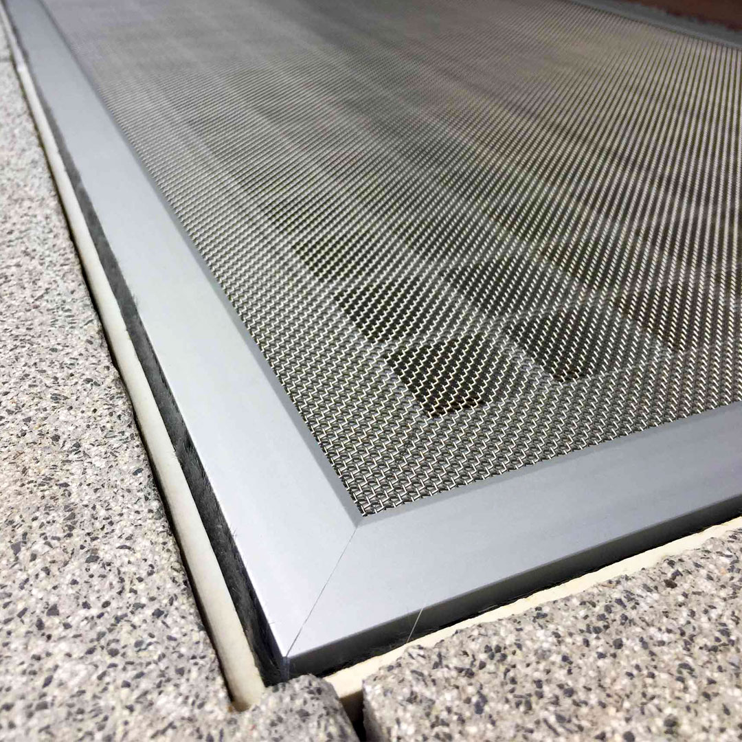 Lichtschatzschutz aufgelegt neben grauem Steinboden