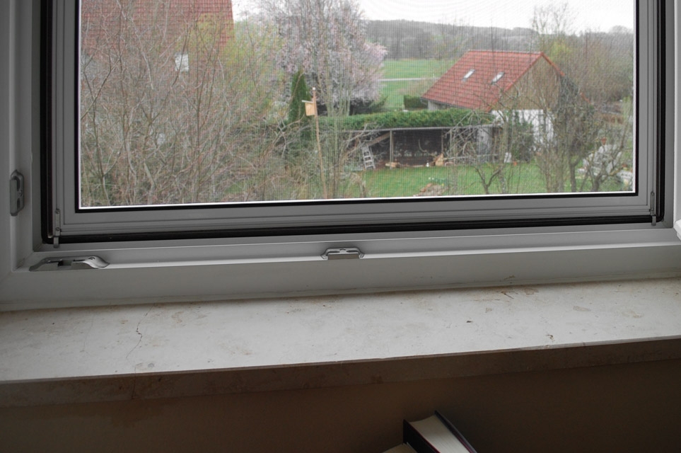 Fliegengitter für Kunststofffenster von innen einhängen