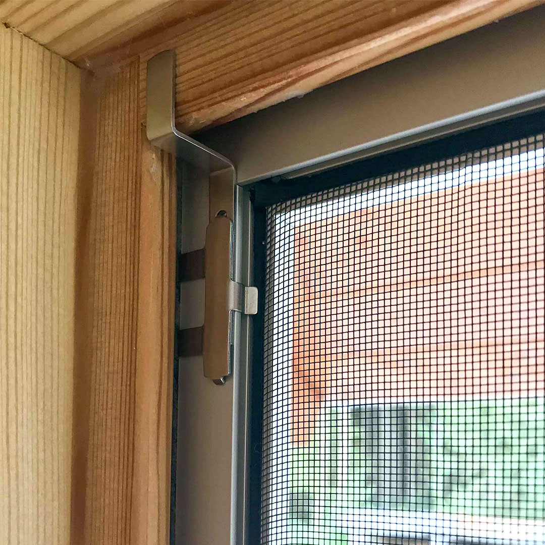 Stabiler Fliegengitter Bausatz auf Maß | für Fenster | Alu-Eckverbinder | Boxline Fliegengitterrahmen befestigt an Holzfenster mit Metallecke