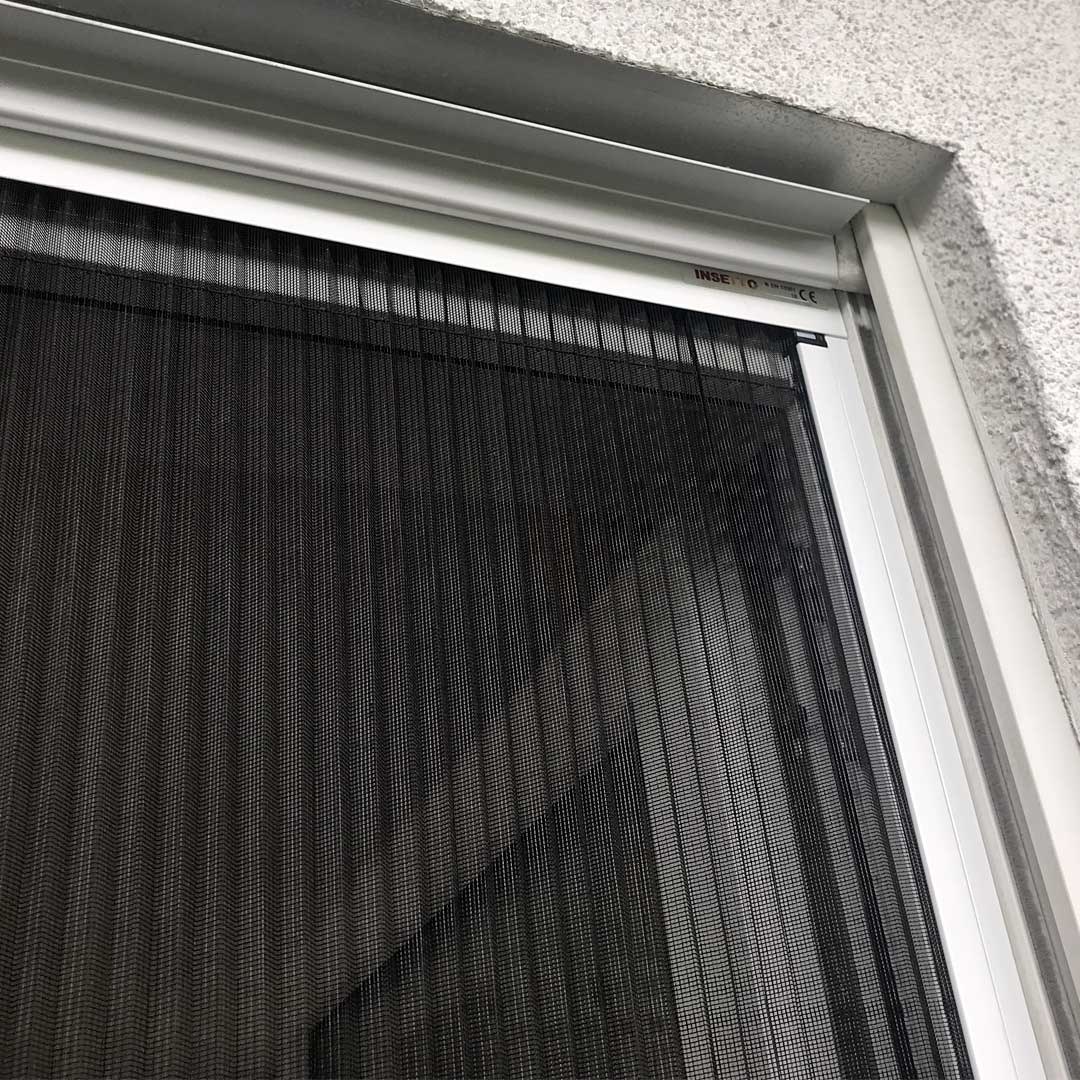 Insektenschutz an Fensterrahmen montiert