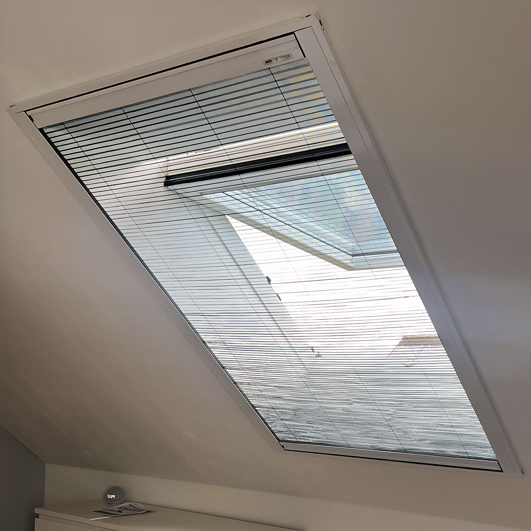 Fliegengitter schützt offenes Dachfenster