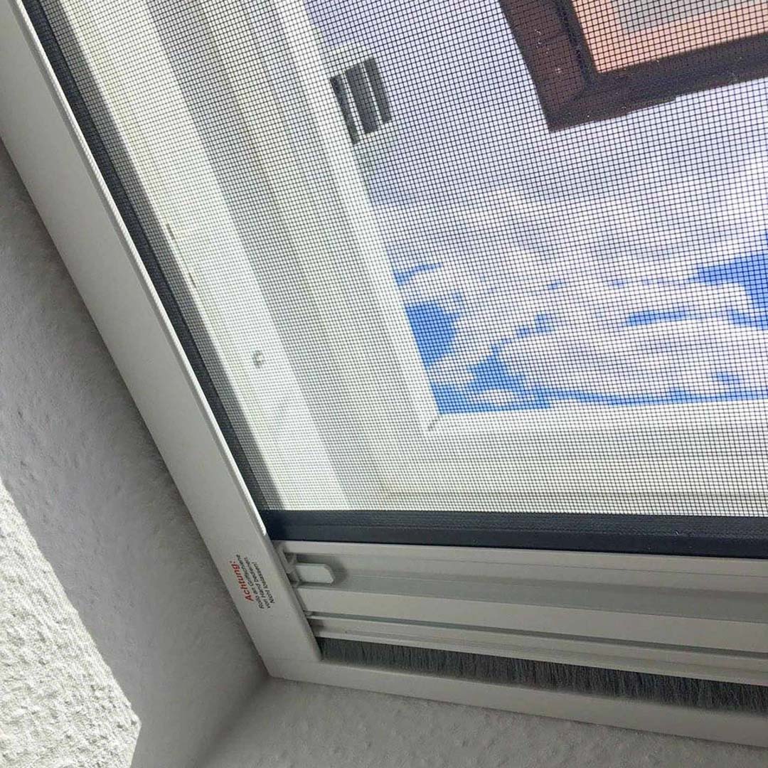 Fliegengitter an Dachfenster
