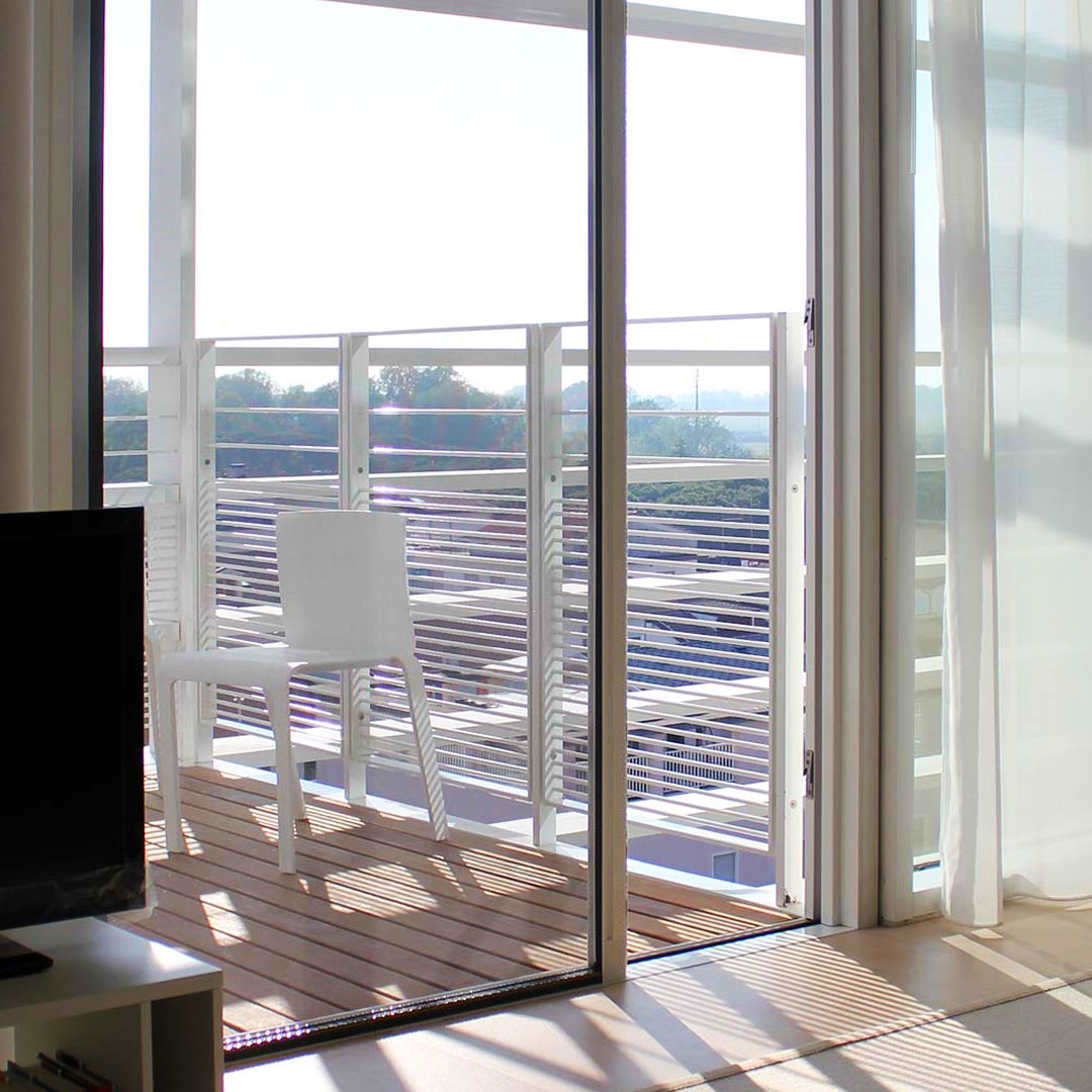 Insektenschutzrollo für Türen | flexibel positionierbar | barrierefrei | NeoScenica