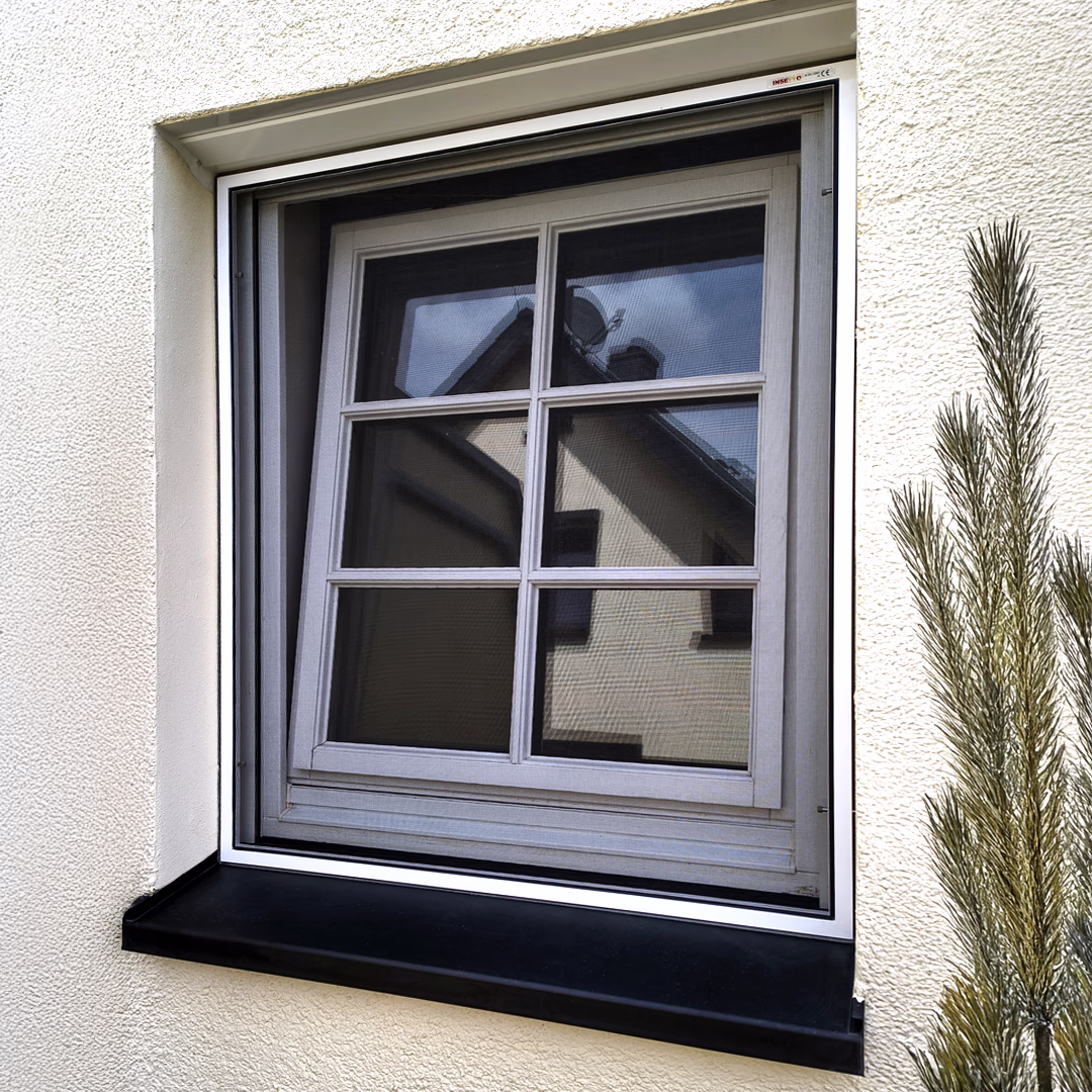 Gekipptes Fenster mit montiertem Fliegenschutzgitter Flairline Federstifte