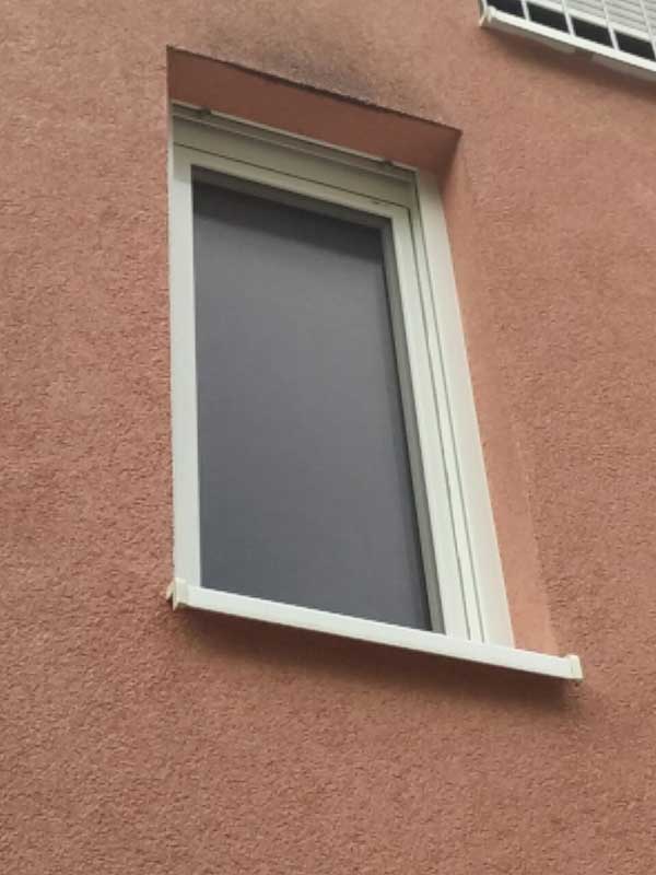 Fliegengitter für Kunststofffenster von innen einhängen