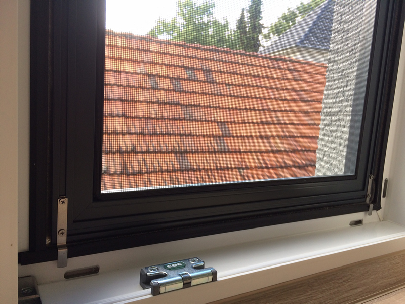 Fliegengitter für Kunststofffenster von innen einhängen