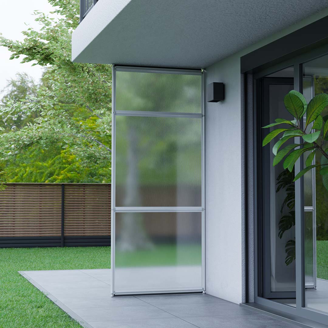 Sichtschutz in grünem Garten an Hauswand befestigt