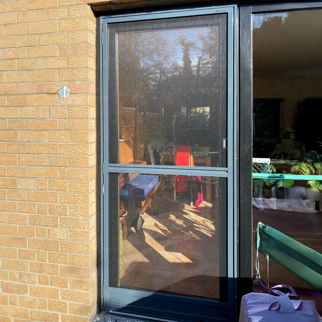 Scharnierende hordeur op maat voor bevestiging op de muur | met montageframe | Flairline