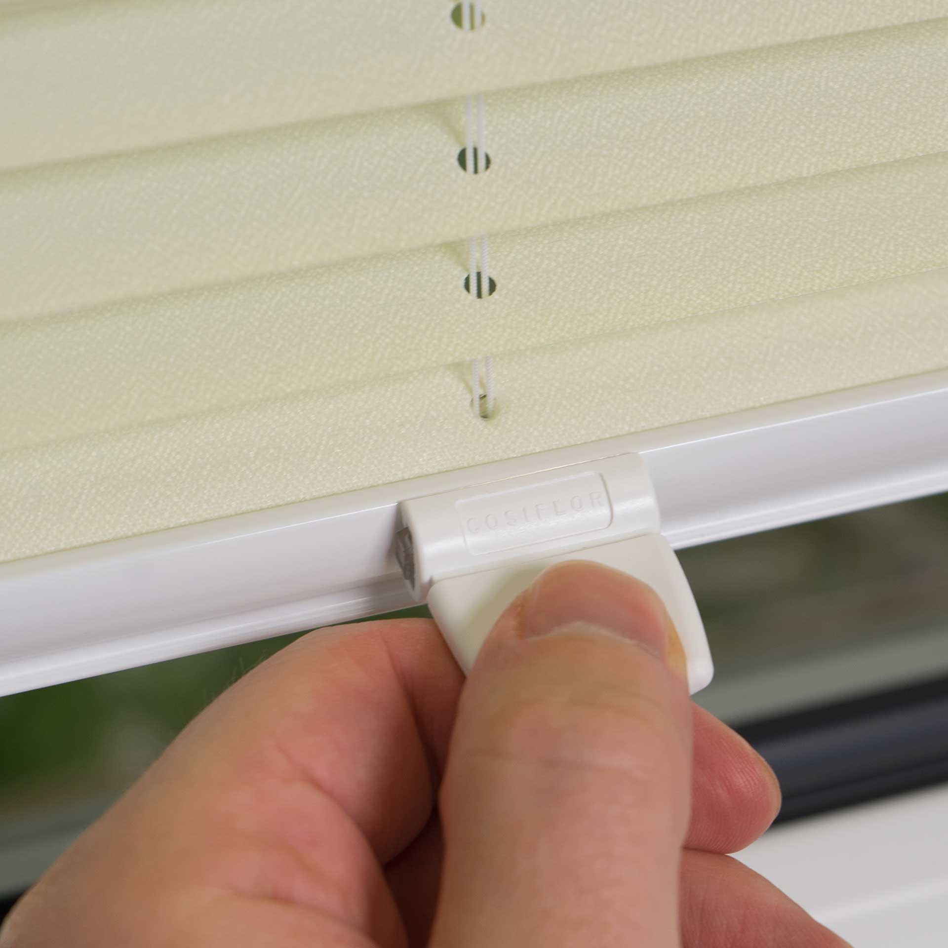 Sonnenschutz-Plissee VS1/VS2 für Fenster | mit Bediengriff Sonnenschutz-Plissee VS1/VS2 für Fenster | mit Bediengriff