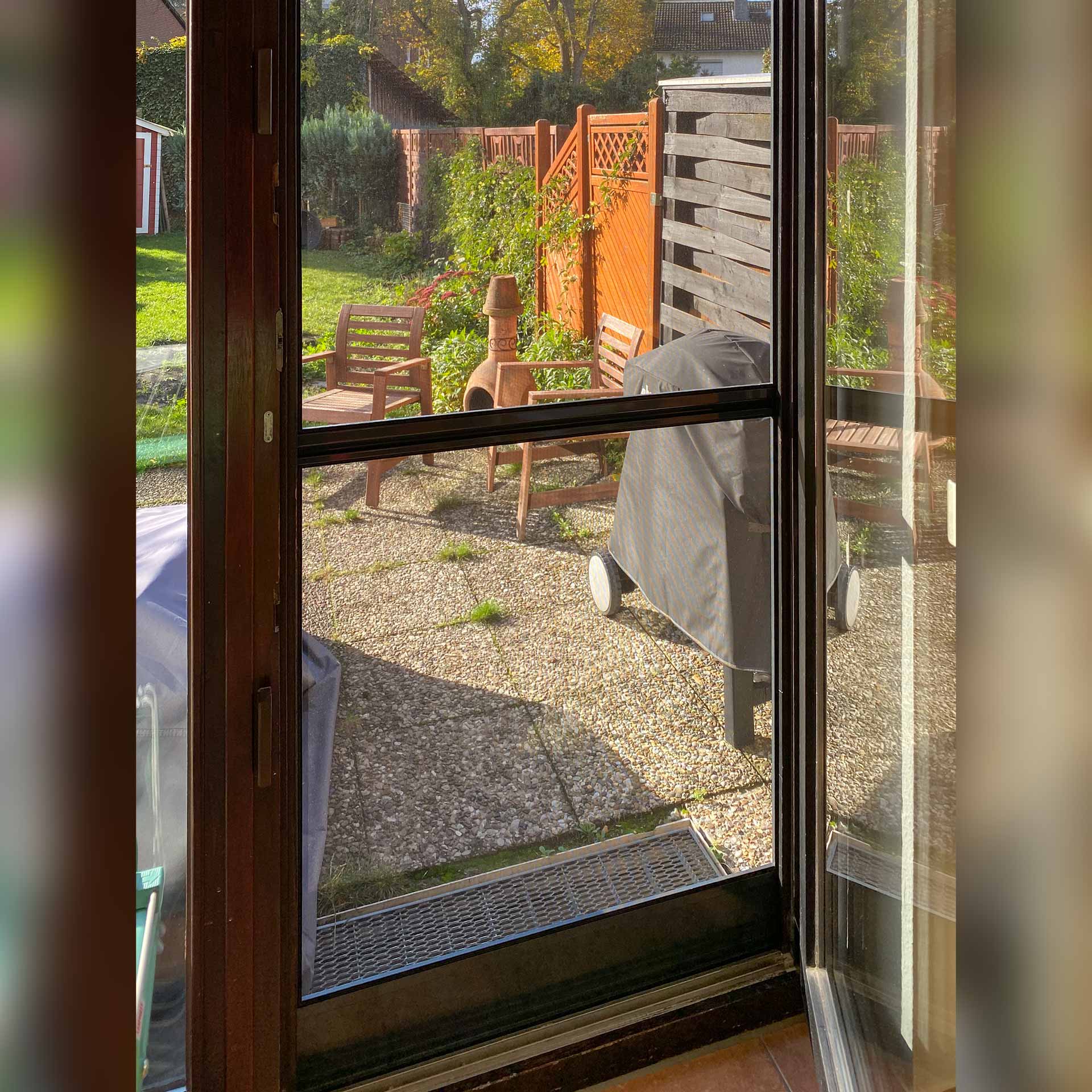 Fliegengittertür mit Montagerahmen zur Befestigung seitlich an der Wand | Flairline