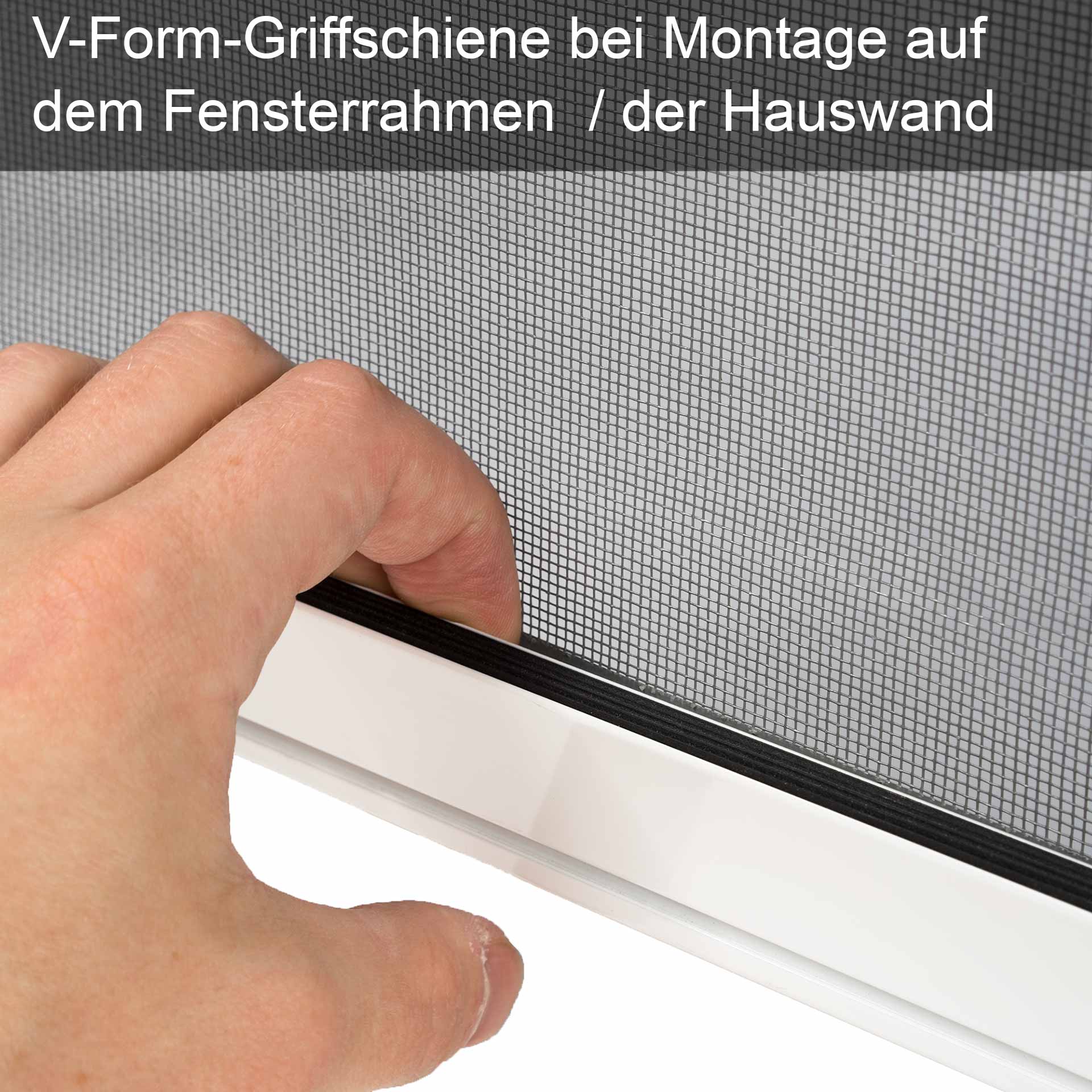 Hand zieht Griffschiene vom Insektenrollo runter