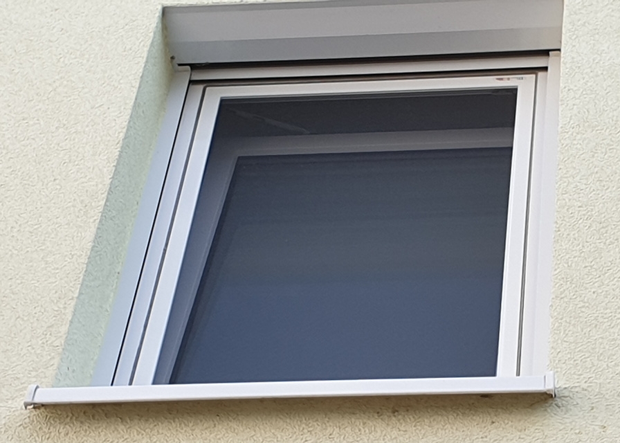 Fliegengitter für Kunststofffenster von innen einhängen