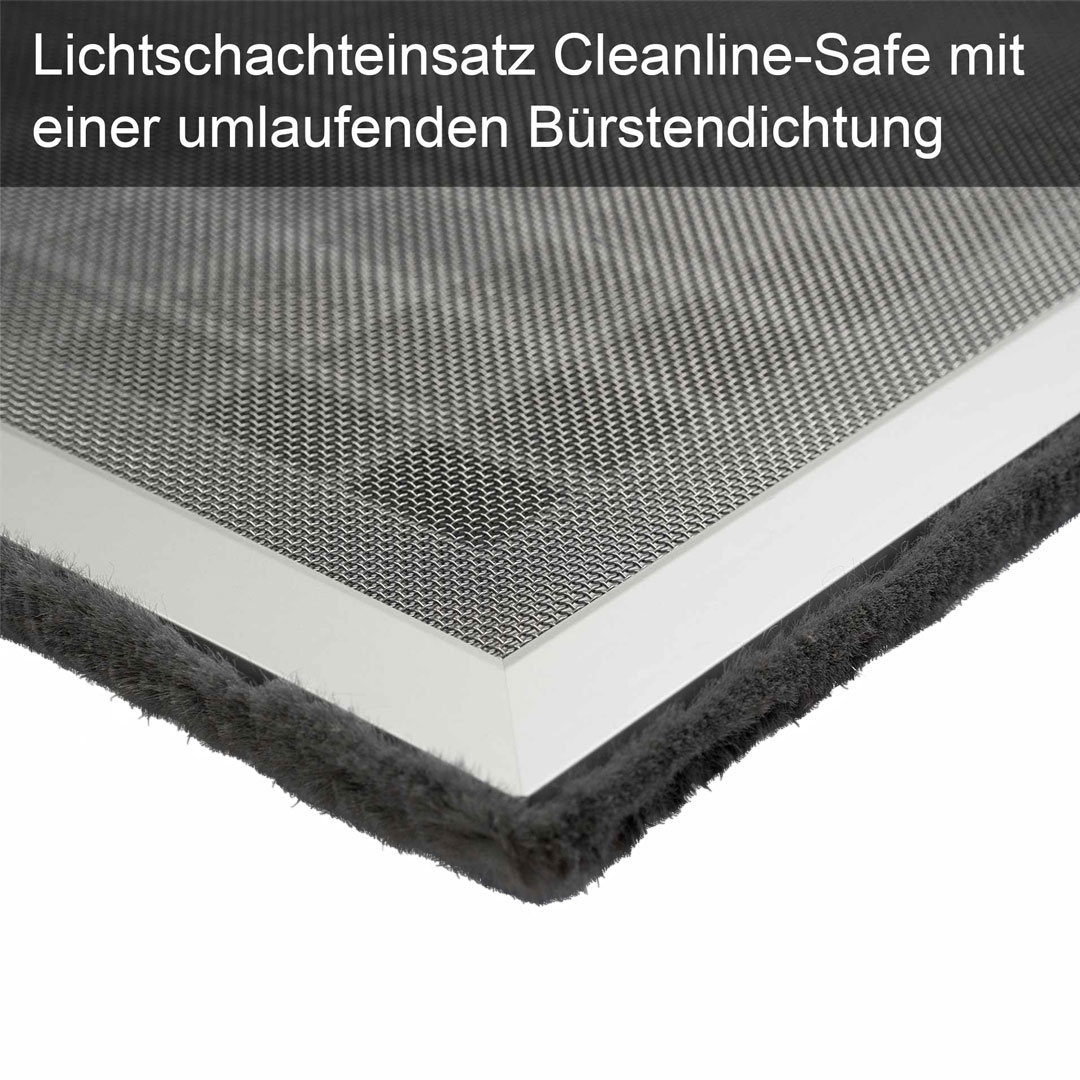 Lichtschachteinsatz mit umlaufender Bürstendichtung, in Nahaufnahme.