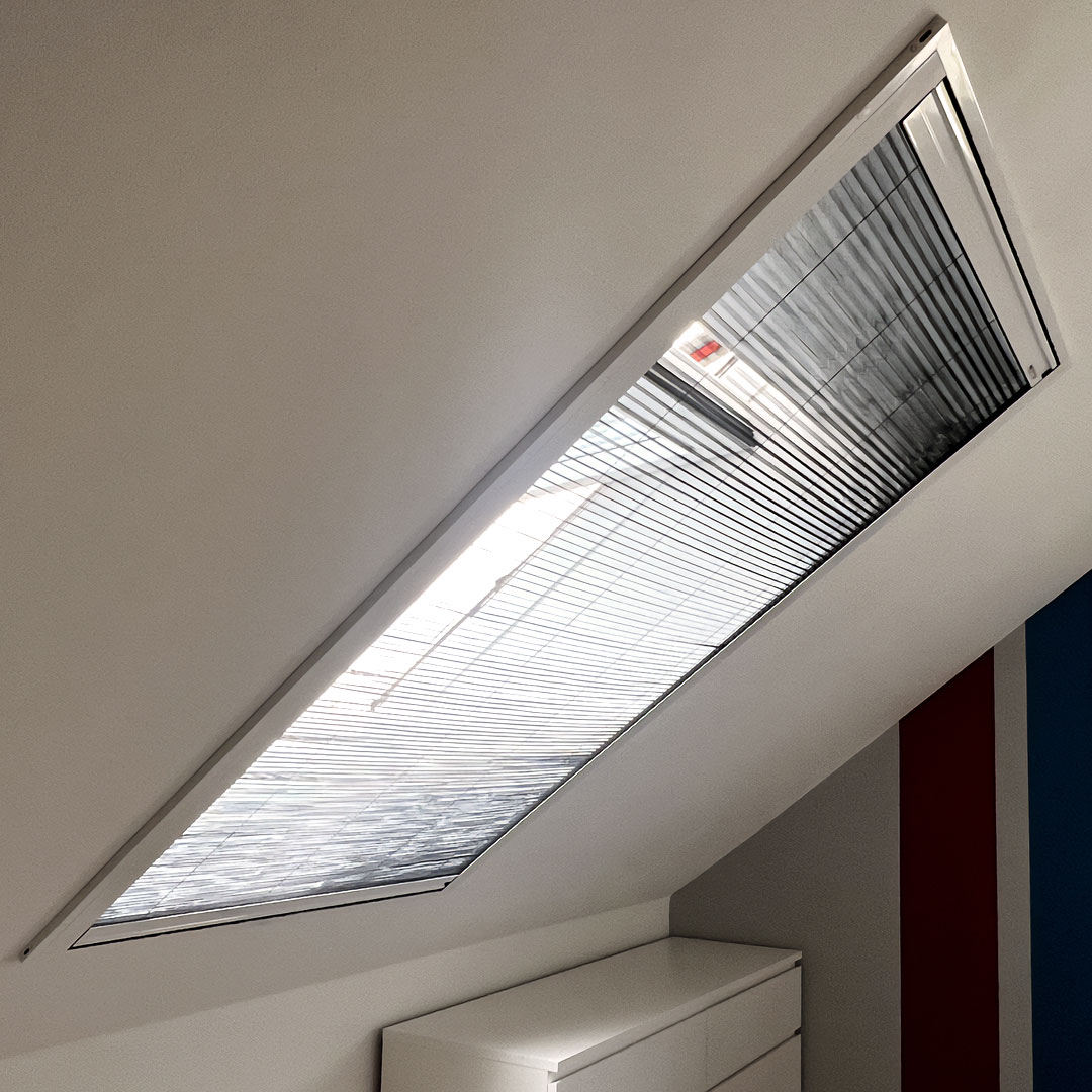 Fliegengitter an einem schrägen Dachfenster installiert