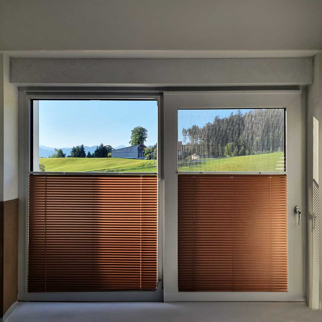 Insektenschutz-Plissee, ideal zwischen Fenster und Rollladen | Micro13 Insektenschutz-Plissee, ideal zwischen Fenster und Rollladen | Micro13