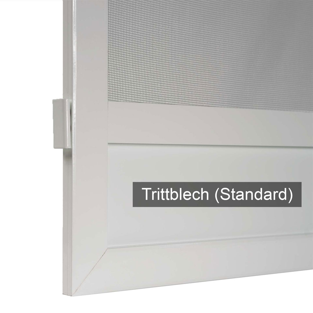 Fliegengitter mit Trittblech in Nahaufnahme.