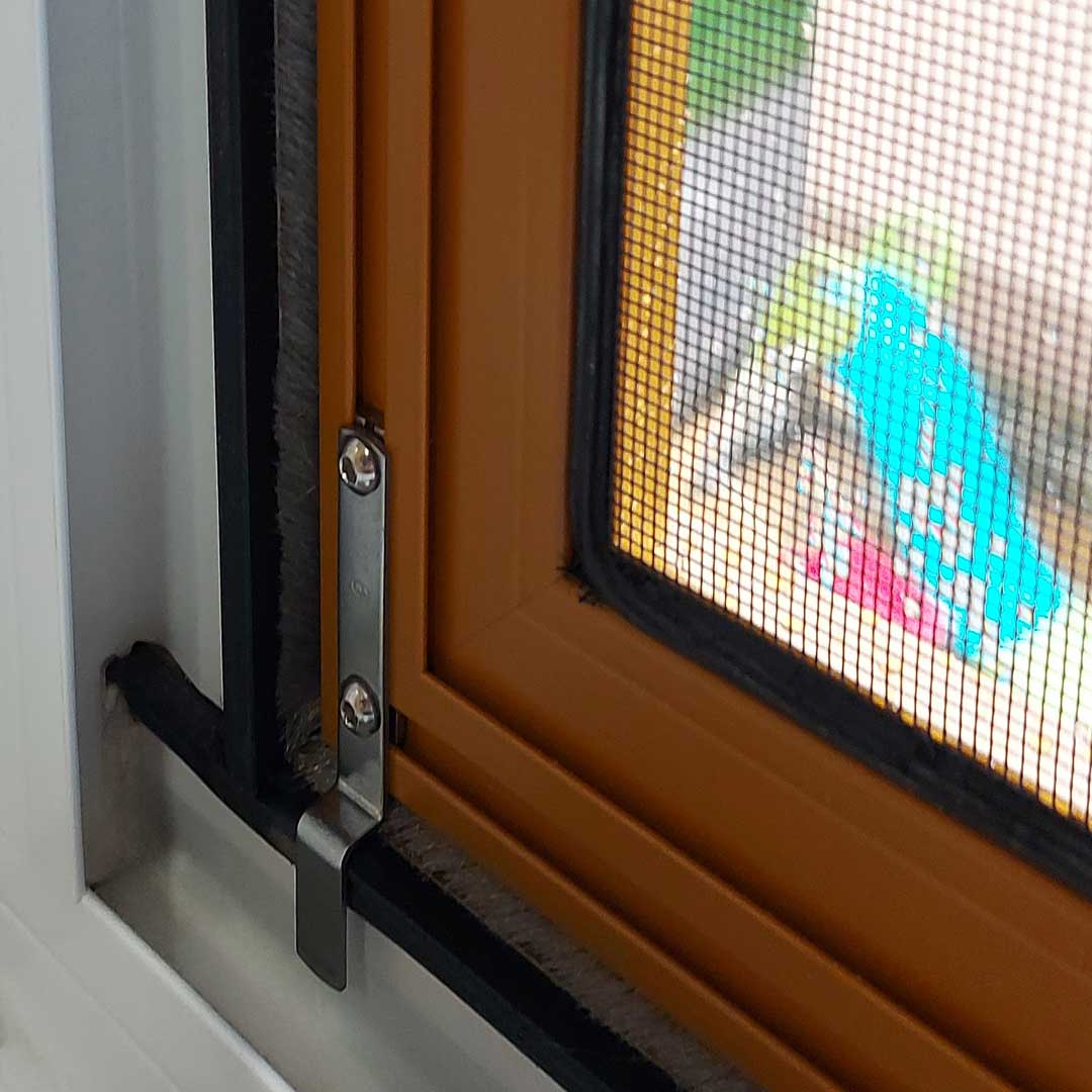 Fliegengitter, an einem Holzfensterrahmen.