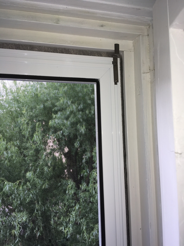 Fliegengitter für Kunststofffenster von innen einhängen | fix & fertig