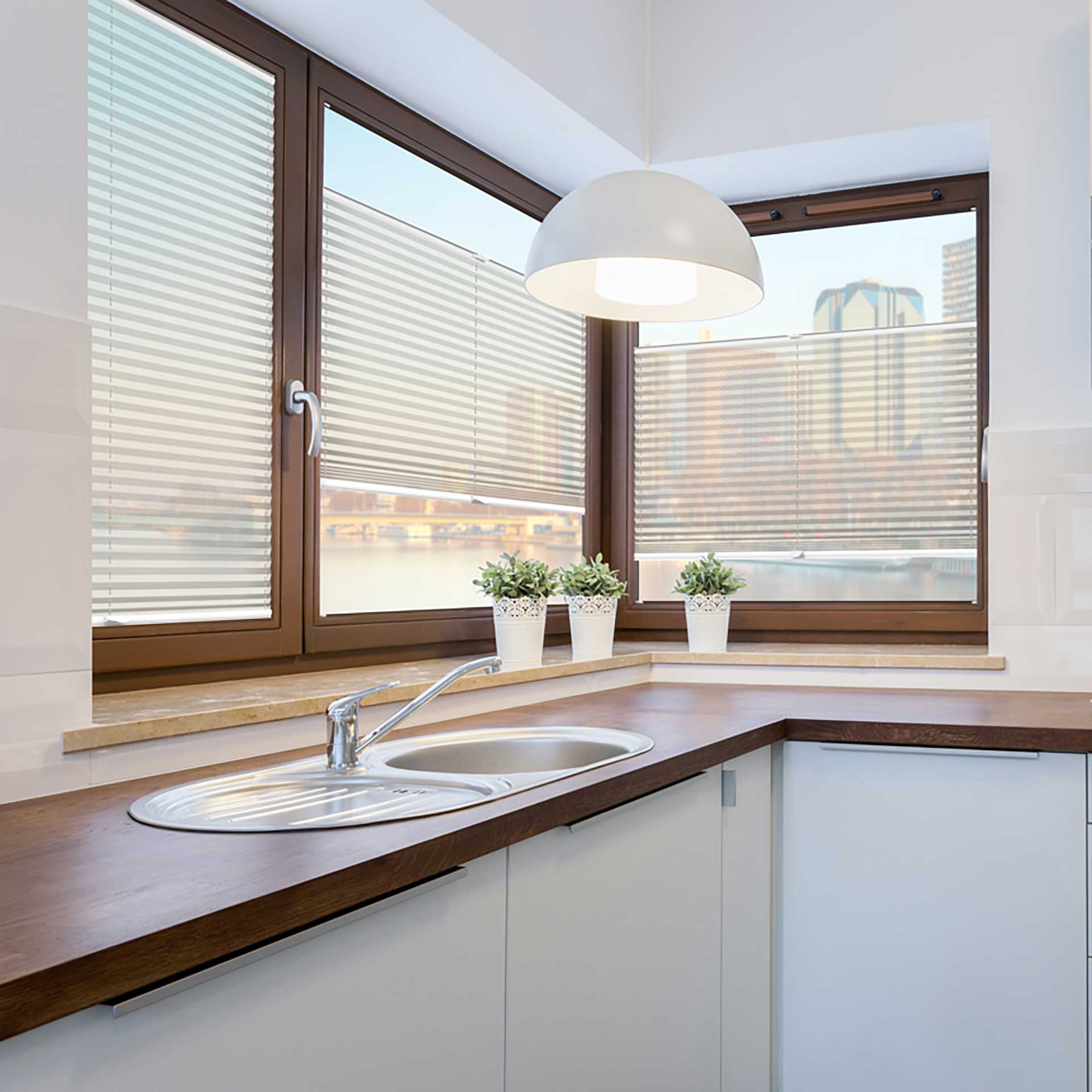 Sonnenschutz-Plissee VS1/VS2 für Fenster | mit Bediengriff Sonnenschutz-Plissee VS1/VS2 für Fenster | mit Bediengriff