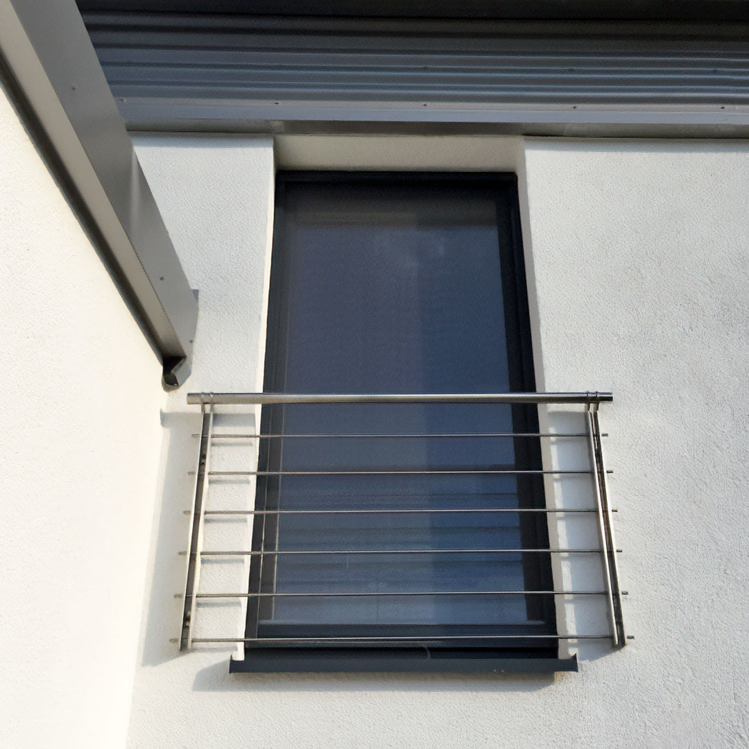 Fenster, geschlossen, mit modernem Edelstahlgeländer an Hausfassade.