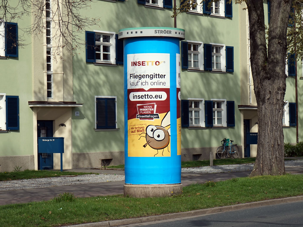 Litfaßsäule zeigt Werbung für Insektenschutzprodukte von insetto.eu.