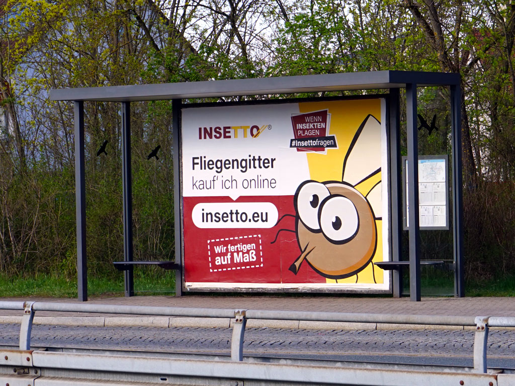 Bushaltestelle mit Werbung für Fliegengitter von Insetto.eu