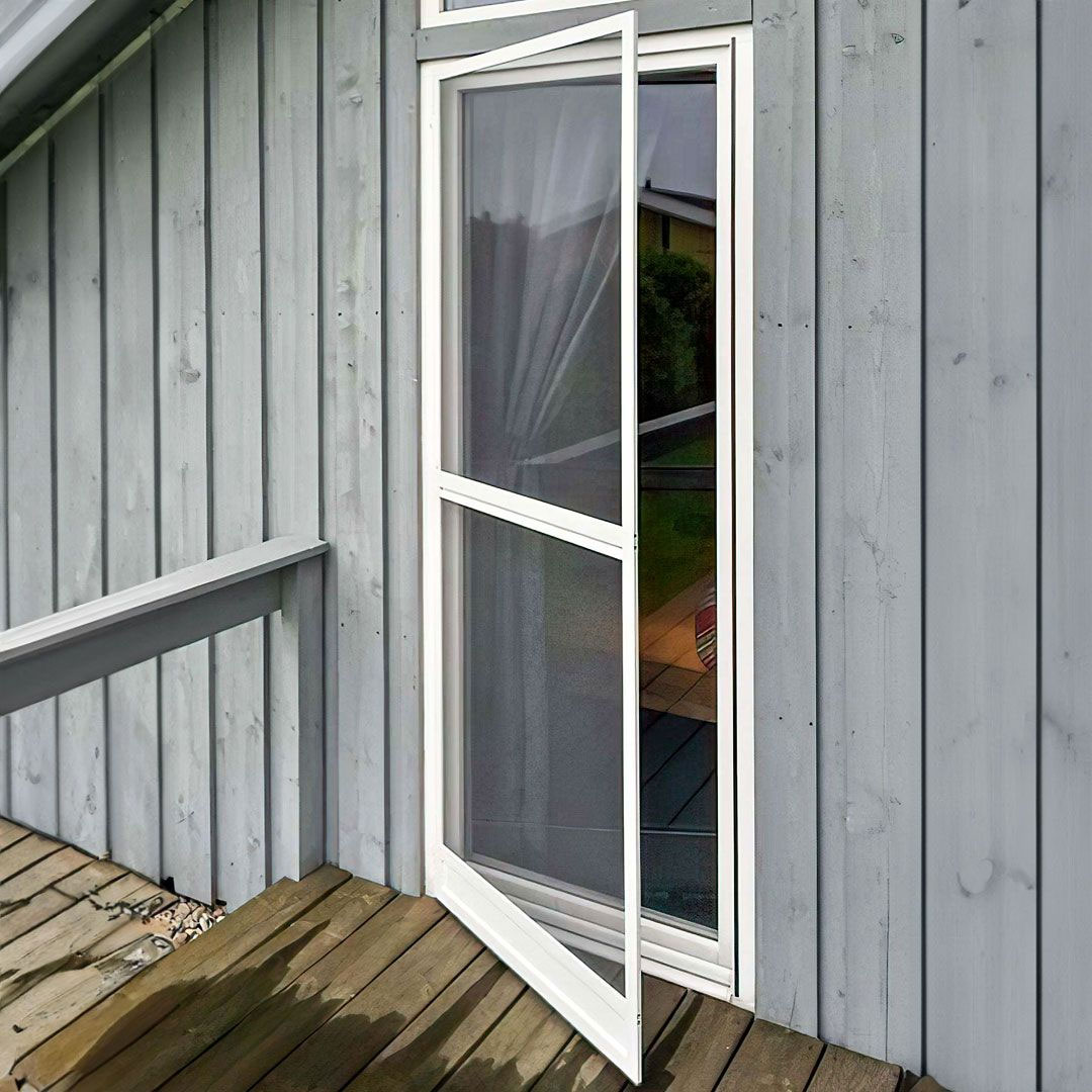 Geöffnete Fliegengittertür an einem Holzhaus montiert.
