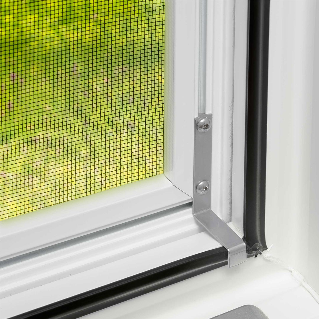 Fliegengitter an einem geöffneten weißen Fensterrahmen.