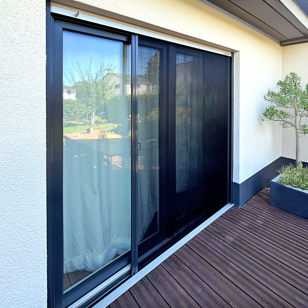 Geschlossenes Insektenschutzplisse zur Terrasse