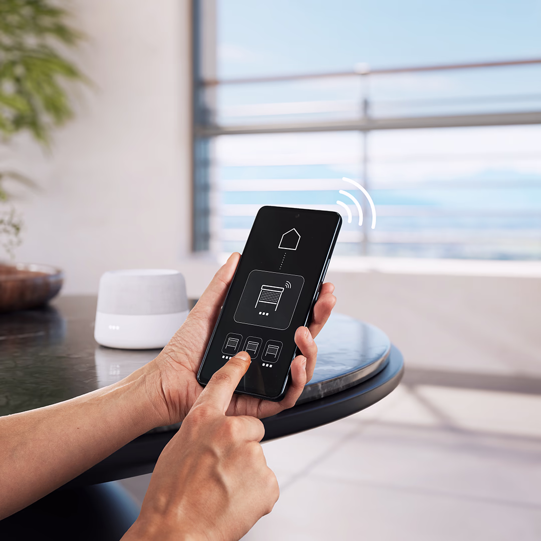 Das motorisierte Insektenschutzrollo Estetika für Balkons wird mit einer Smart-Home App verbunden.
